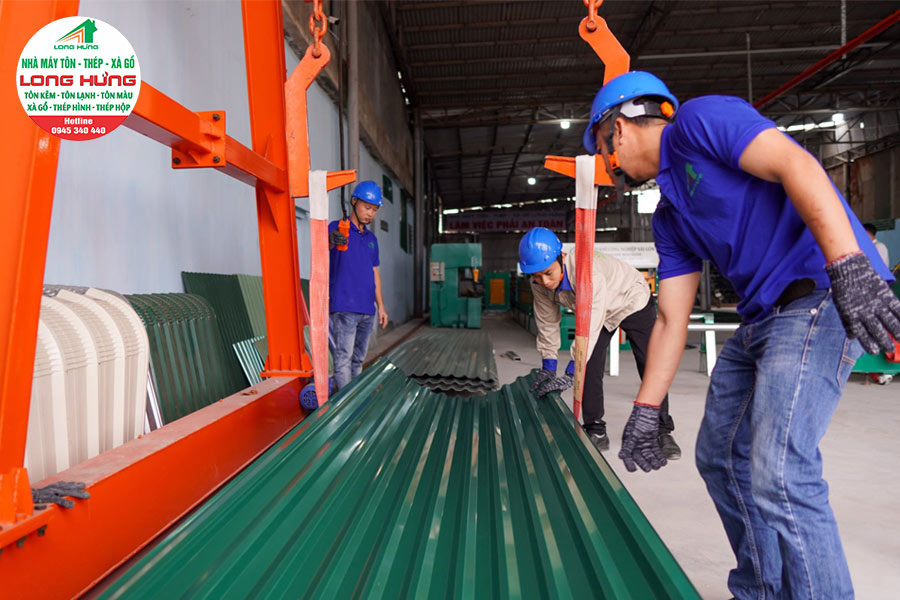 Sản xuất tôn lợp 11 sóng vuông trực tiếp tại nhà máy Long Hưng tôn thép xà gồ tại Quảng Ngãi